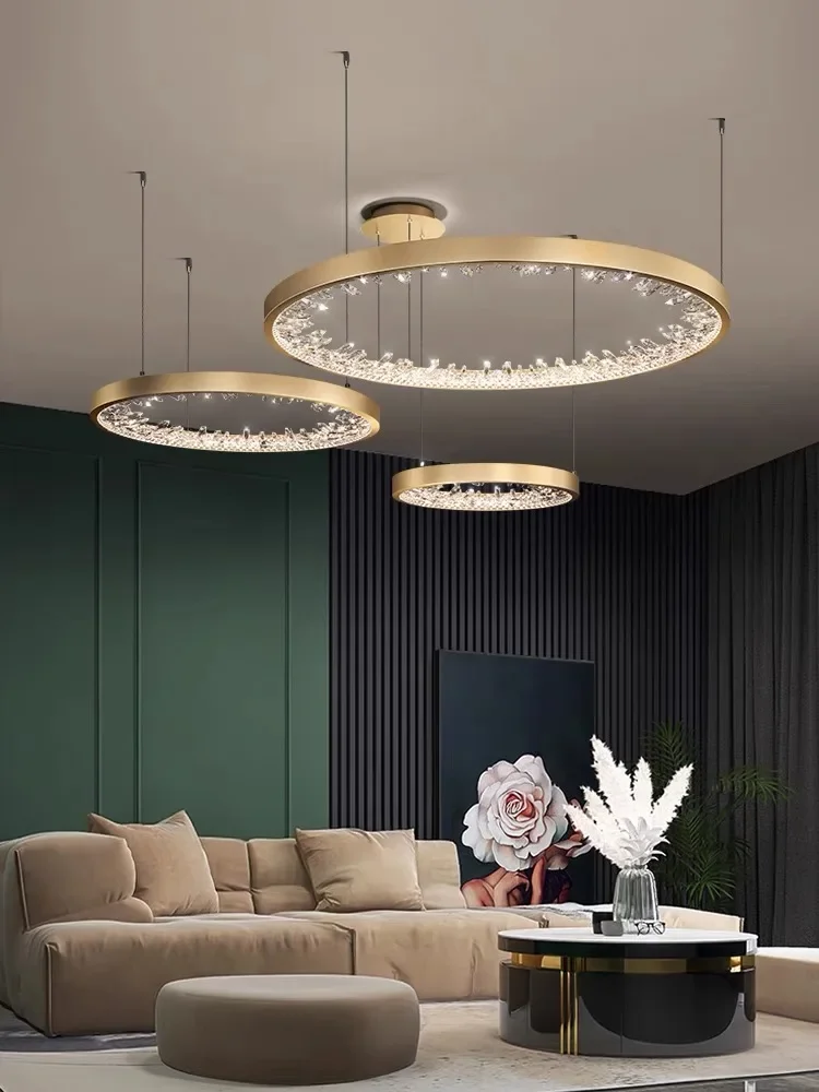 Plafonnier LED suspendu composé d'anneaux en cristal, design moderne luxueux, luminaire décoratif d'intérieur, idéal pour un salon, une villa ou des escaliers