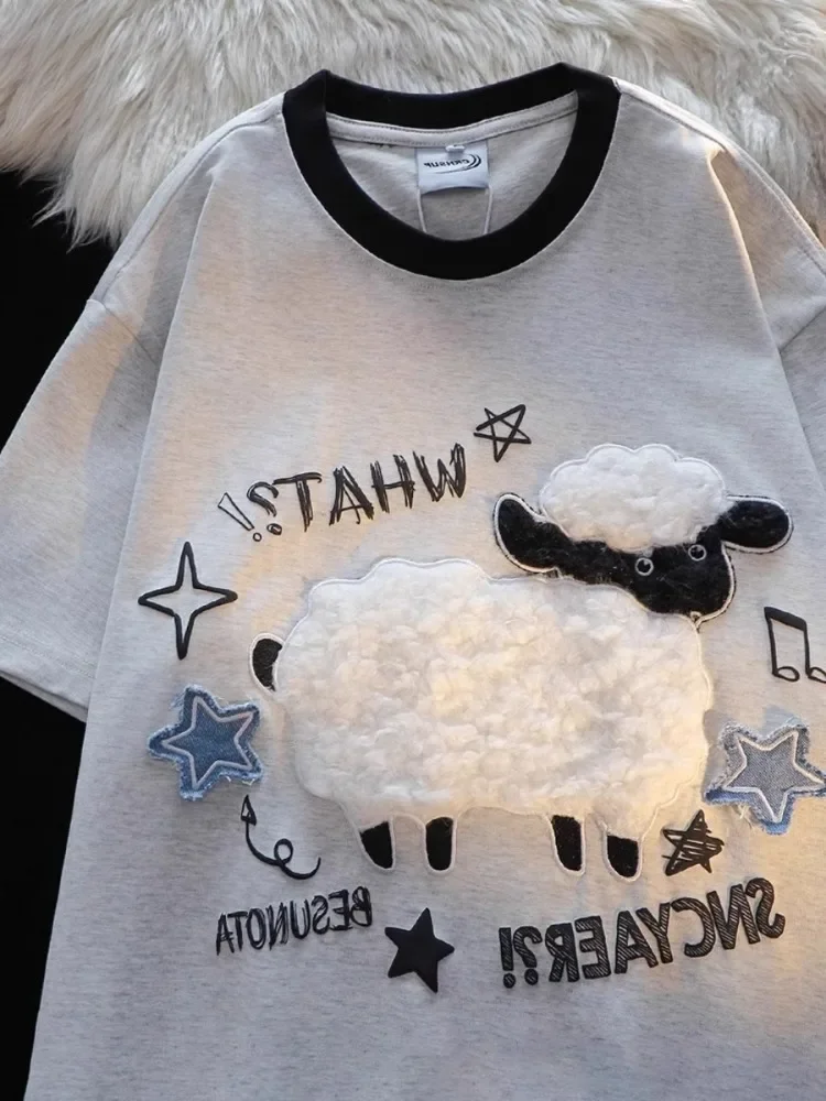 อเมริกา Hip Hop สนุกกราฟิก Tees แกะน่ารักเย็บปักถักร้อยเสื้อยืดสีเทาสีดําผ้าฝ้ายฤดูร้อนเกาหลี Unisex แขนสั้น Y2K Tops