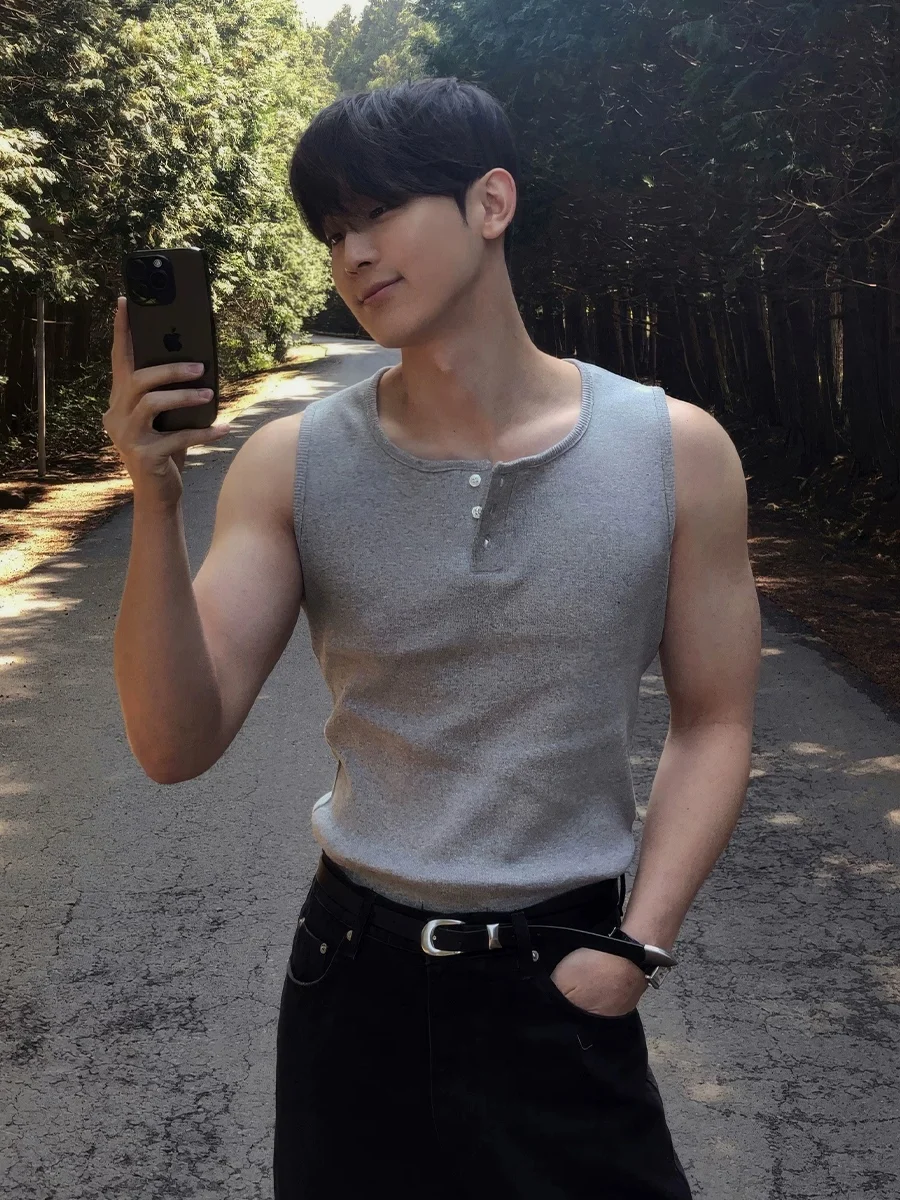 Three-Button Half-Unbuttoned Muscle-Tight Vest No-Sleeve T-Shirt Fitness Sport Henry Collar Shoulder Pad Youth Summer Fashion