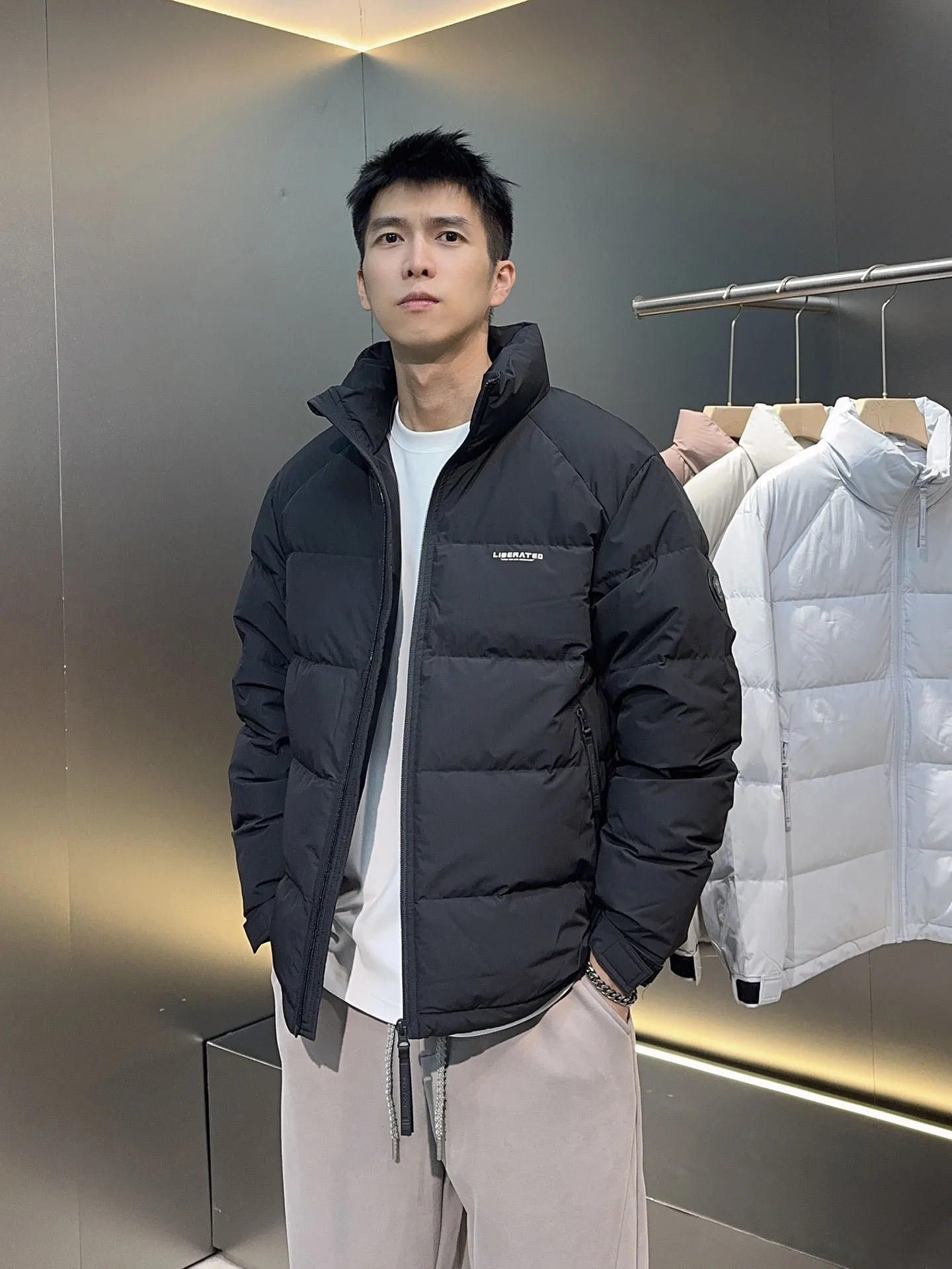 

Мужская зимняя куртка: легкая, с 90% пуха, воротником-стойкой, из прочного полиэфирного волокна, самонагревающаяся, теплая, повседневная, стильная.