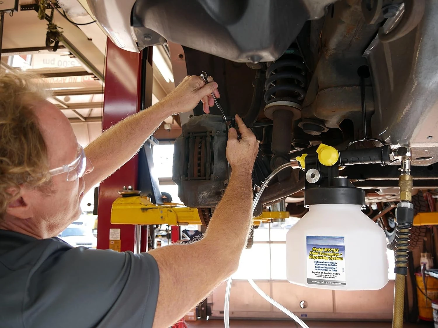 MV7840 Kit de purga de freno a presión de embrague y freno hidráulico, accionado por aire, depósito de 2,5 cuartos, manguera flexible MVA575