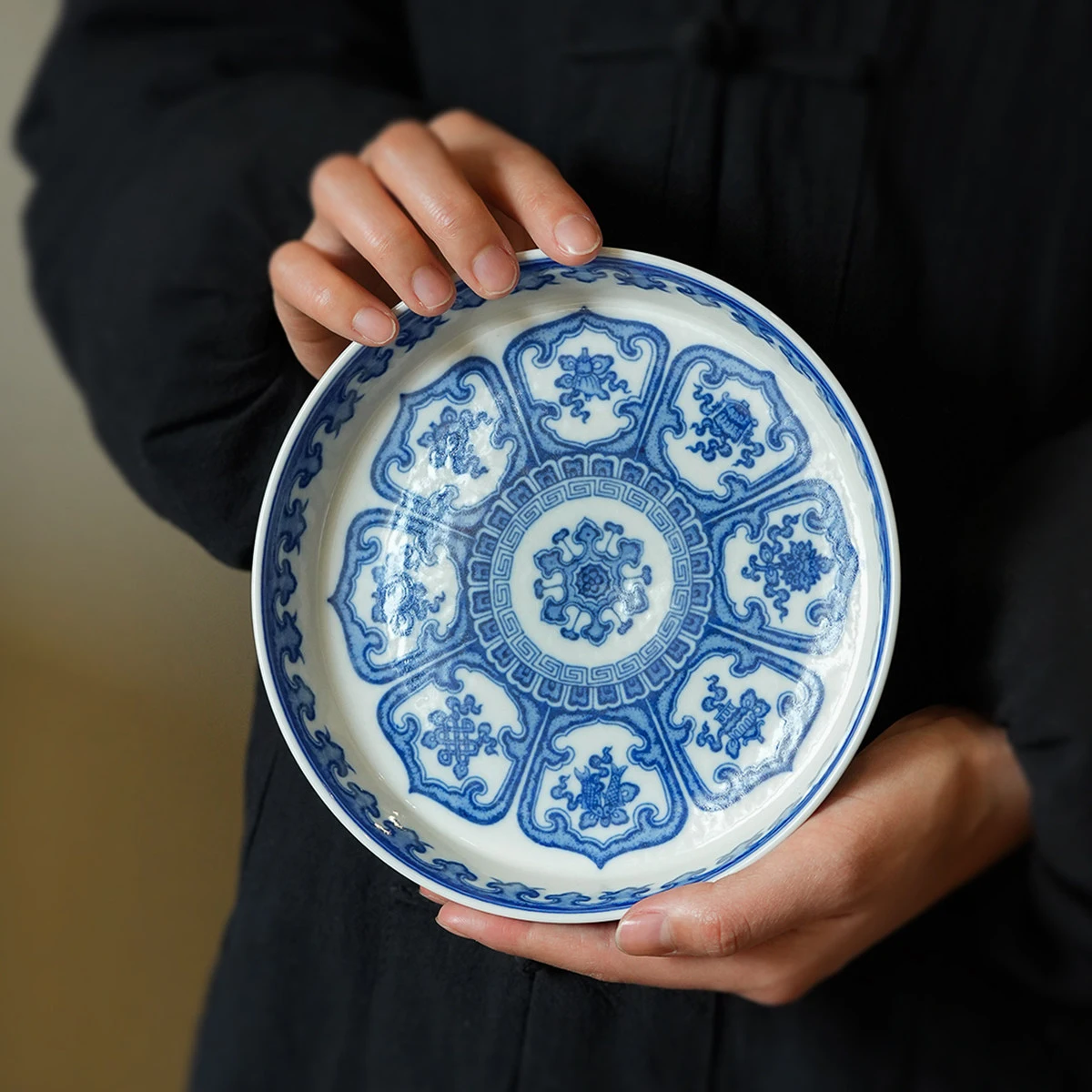 Jingdezhen Handmade Hhand-painted Blue And White Chinese-style Ceramic Pot Holder With Intertwined Lotus Pattern Tray