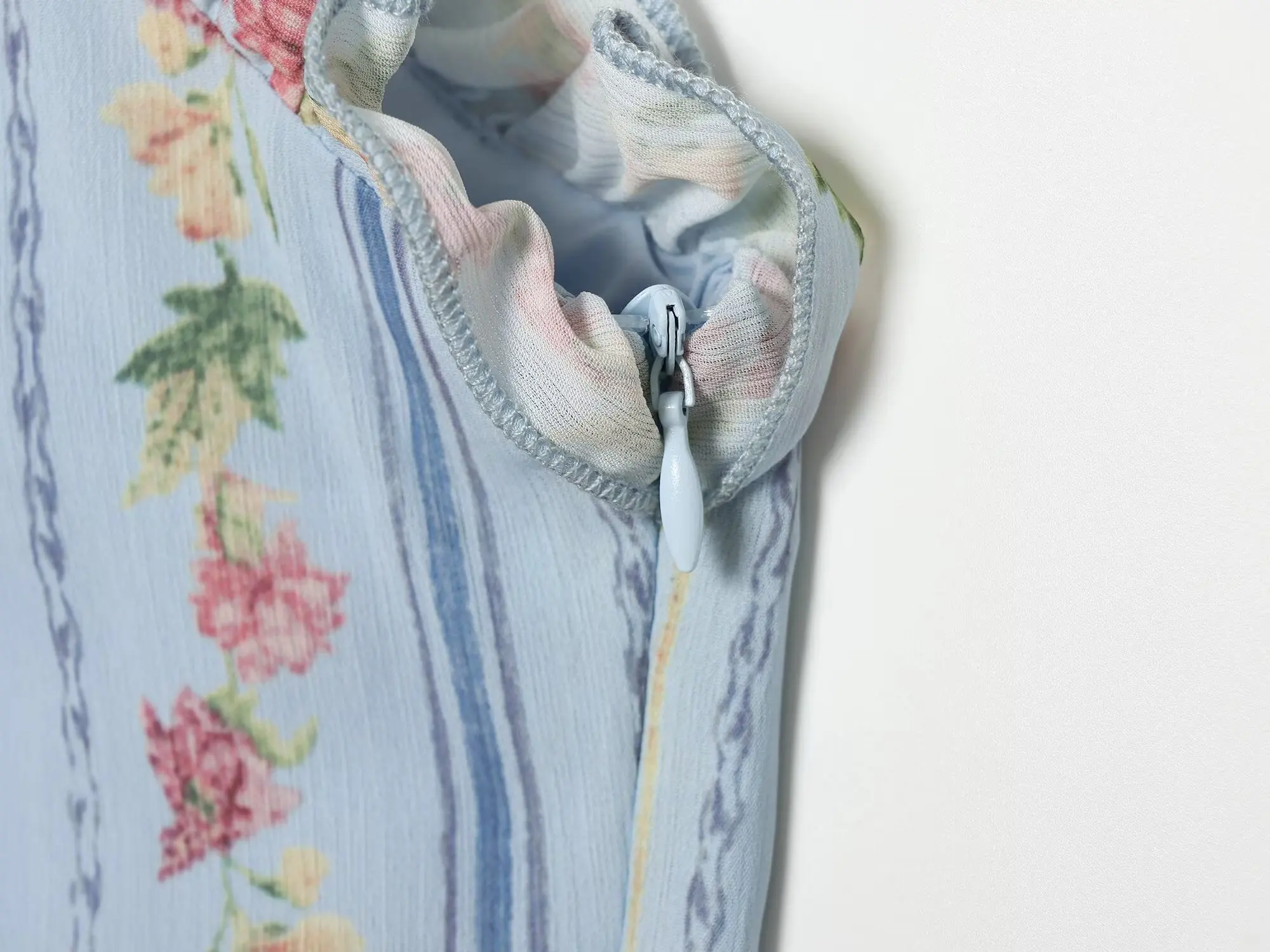 TFMLN Damen Blumenmuster Gestreiftes Neckholder-Kleid mit Rüschenbesatz, Schlüssellochausschnitt, Vordere Bindung, Ärmellos, Vintage Mini-Kleid, Strand- und Urlaubsoutfit, Sommer – Detail 8