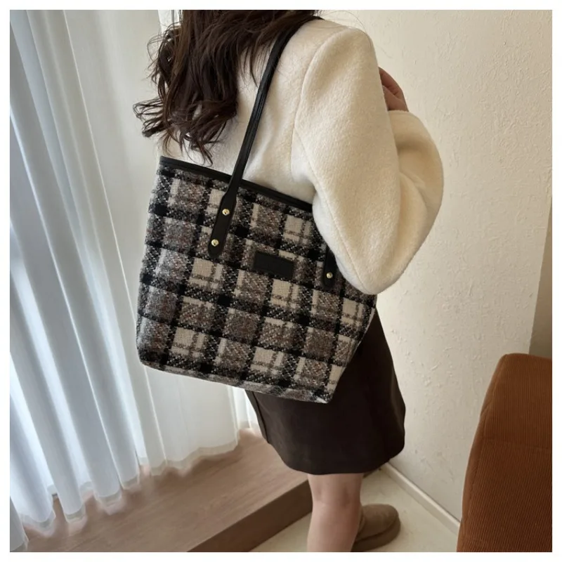 

High-capacity Shoulder Bag for Women's New Fashion Plaid Retro Contrasting Tote Shoulder Bag Niche Handbag Woolen Shoulder Bag