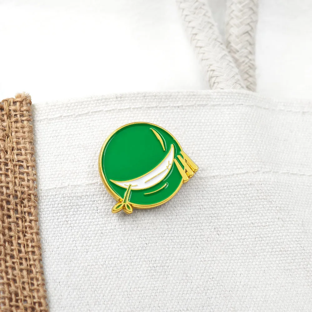 Straw Hat Crew Emaille-Anstecknadel, grünes Gesicht mit Narbe, Brosche, drei Schwerter, Metallabzeichen für Kleidung, Rucksack, Hut, Accessoire – Detail 5