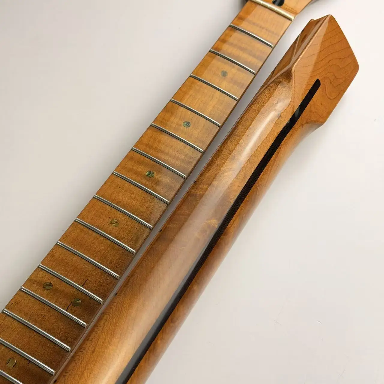 ST/TL-Style Gerösteter Flammenahorn-Gitarrenhals 22 Bünde Hochglanz-Finish Tele E-Gitarren-Hals Ersatzteil DIY-Zubehör – Detail 6
