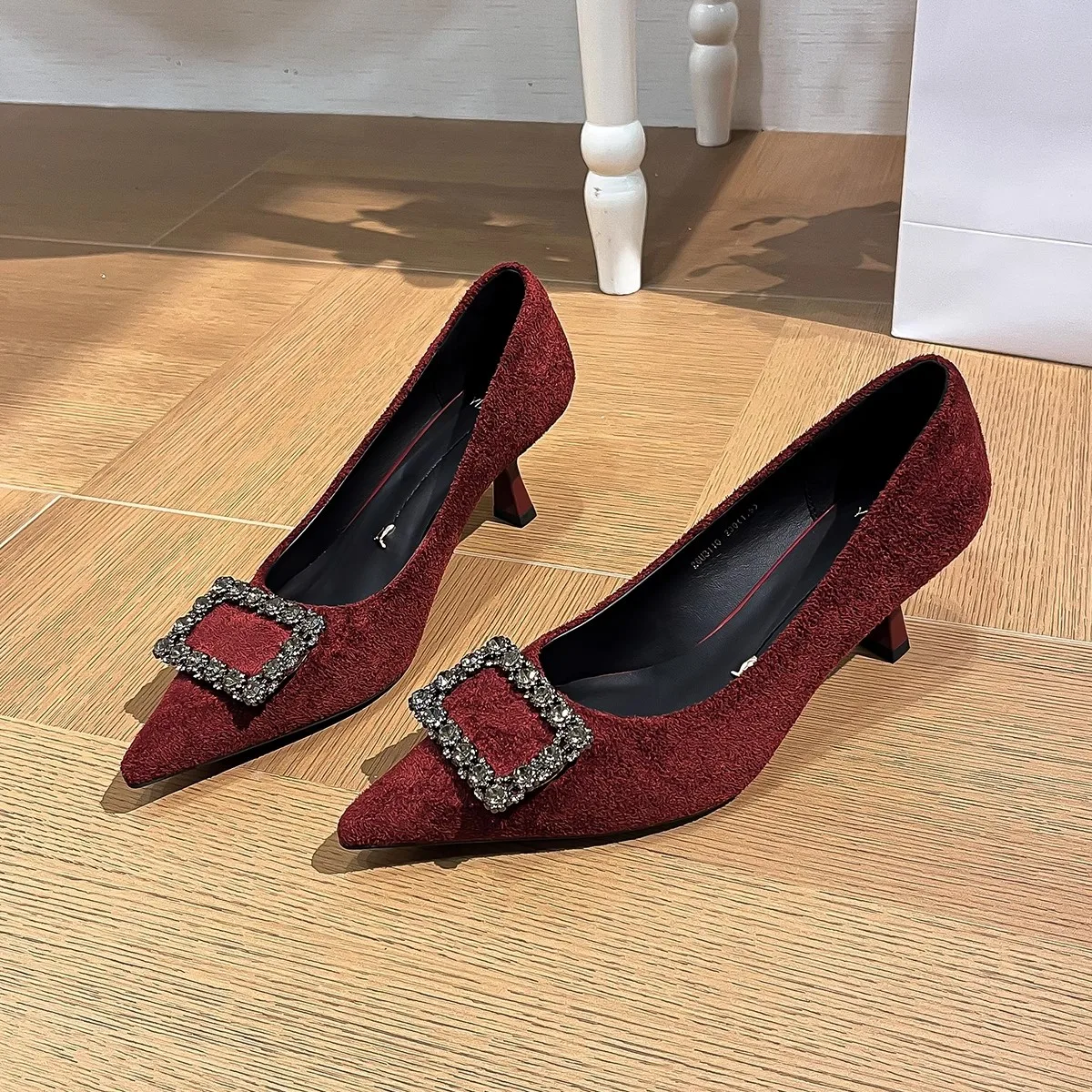 

Autumn New Fashion Velvet High Heels High Quality Luxury Banquet Shoes Thin Heel Pointed Toe Shallow Shoes Wedding Party Pumps