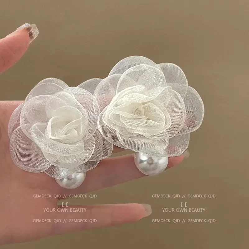 2025 جديد المرأة الخفيفة الأقراط الفاخرة الفرنسية روز قرط كبس المألوف ورومانسي اللؤلؤ الراقية أقراط دون ثقوب الأذن