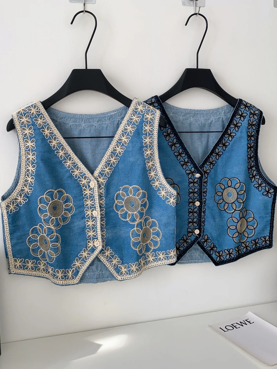 

Этнический жилет Sle Svel, женский свободный жилет для похудения с вышивкой, винтажный топ с ржавым дизайном, модный топ с v-образным вырезом на одной пуговице