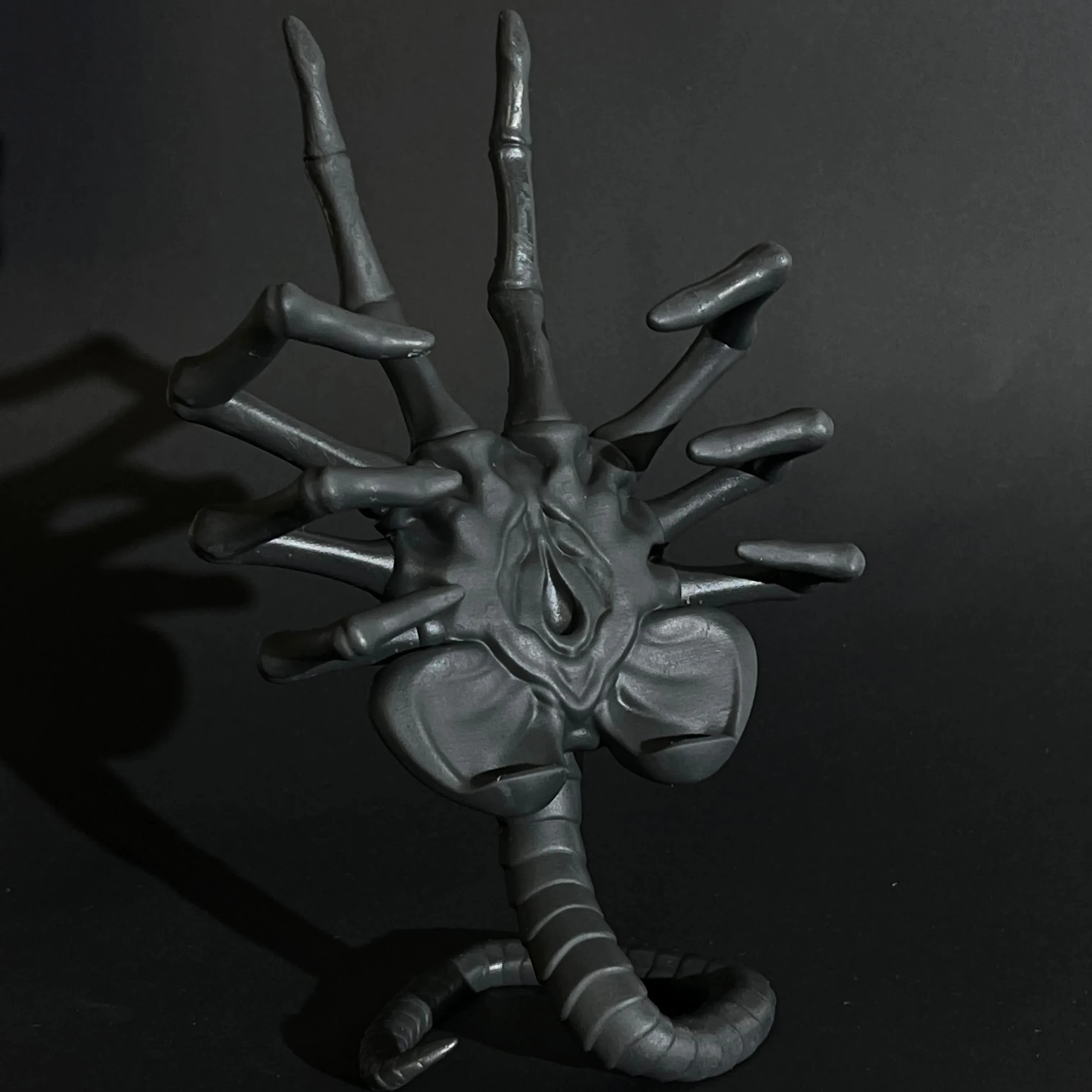 Alien Facehugger Phone Stand Trendy Figure Display Gift Modern Mobile Phone Holder and Decoration Collectible