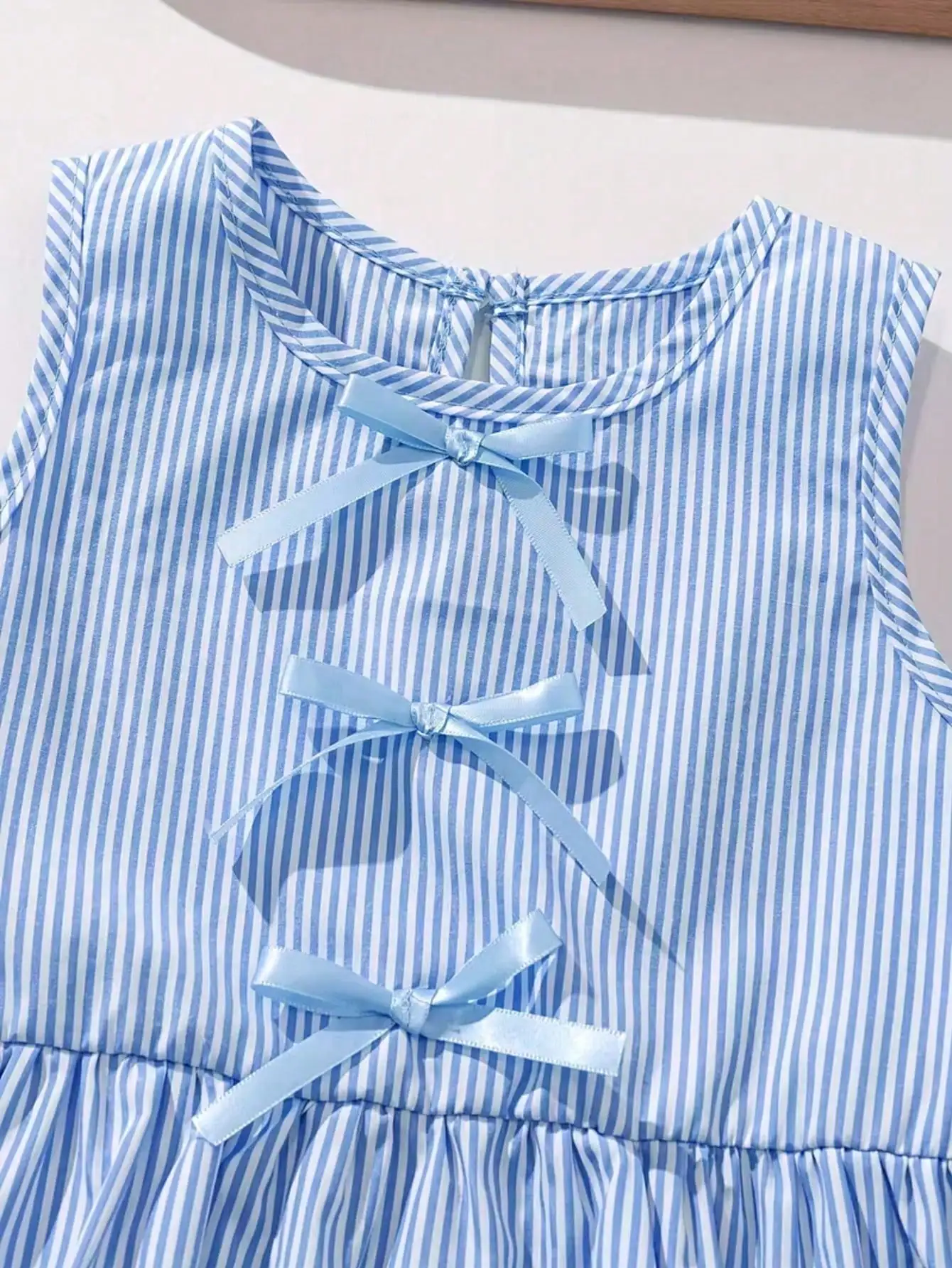 Modisches zweiteiliges Set für Mädchen: rosa-weiß gestreifter Rundhalspullover mit Schnürung, Schleife und Rüschenrand + rosa gestreifte Schmetterlings-Shorts. – Detail 15