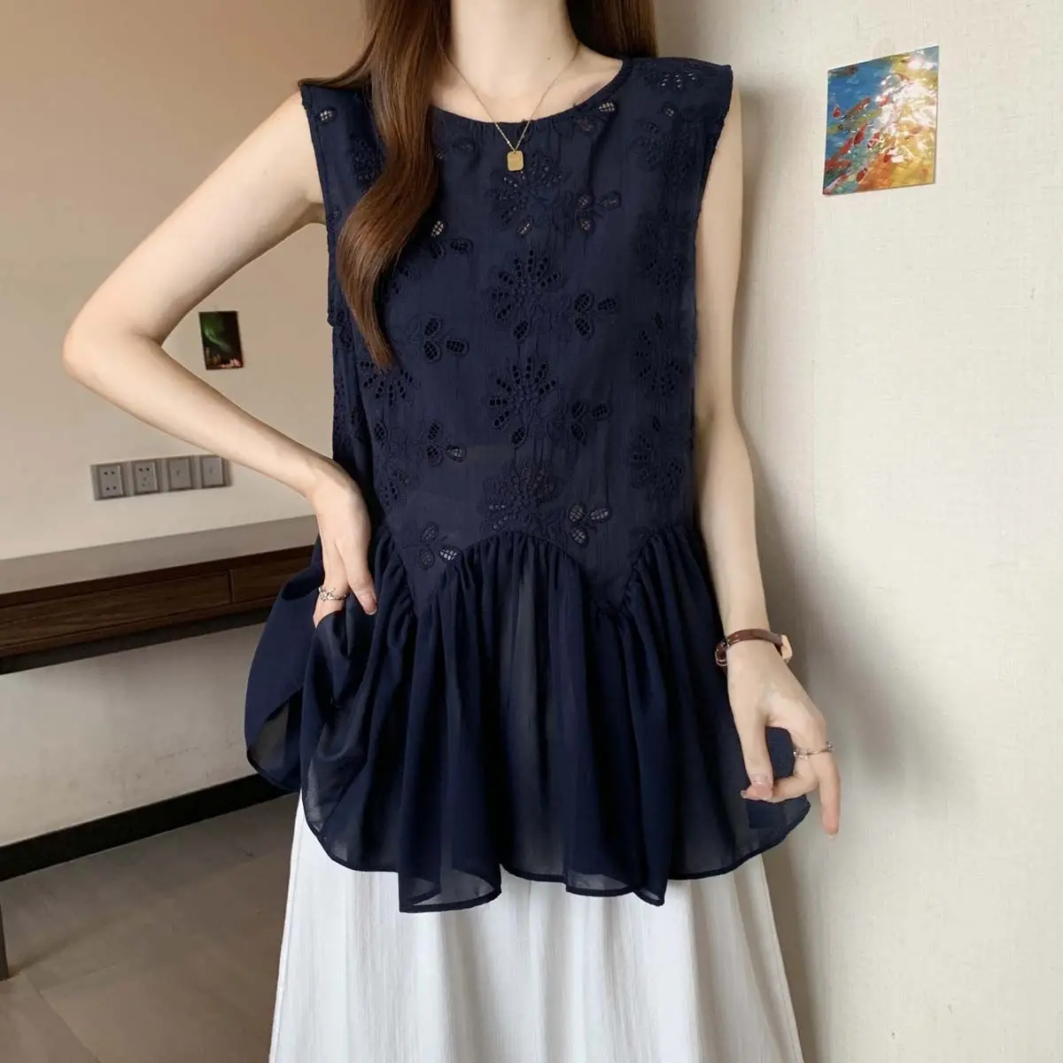 Camisa empalmada con dobladillo Irregular de encaje hueco de estilo europeo para mujer, novedad de verano 2025, Top de cuello redondo a la moda