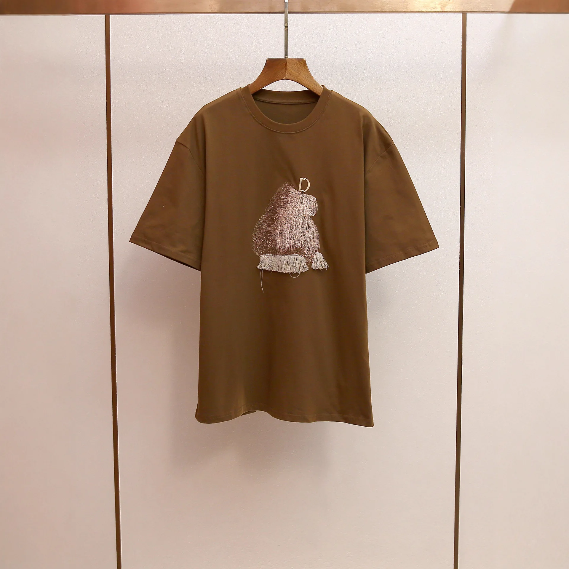 

Женская свободная футболка MaSande класса люкс с художественным винтажным принтом, с рукавом до плеча, для повседневной носки, осенняя новинка