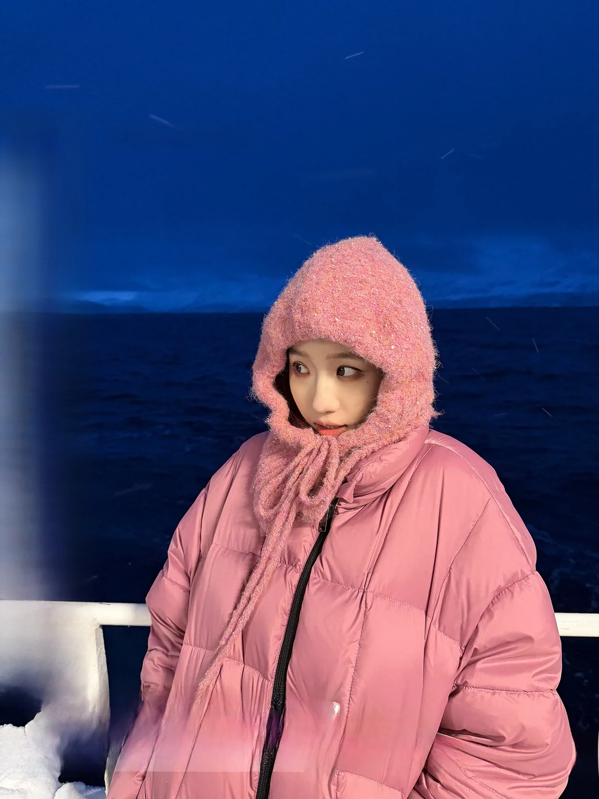 

Розовая свободная короткая женская зимняя теплая куртка с воротником-стойкой, наполнителем из 90% пуха, в повседневном стиле, из полиэфирного волокна, Xiangcai No Spice