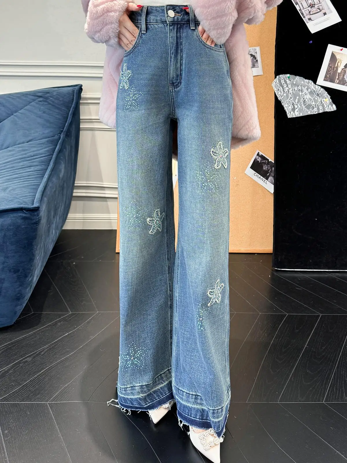 

Модные джинсы с асимметричной вышивкой в виде ромбов, рваным краем, высокой талией, широкими штанинами, хлопковые, с цветочным узором