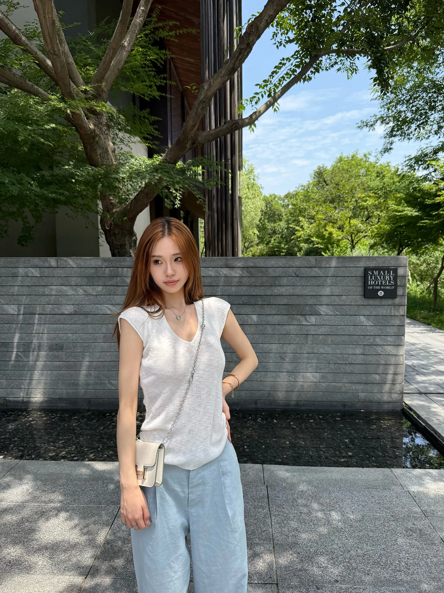 

Женская белая футболка Uuyeii из бамбукового вискозного волокна, тонкая, дышащая, летняя, повседневная, приталенная, с V-образным вырезом, стандартной длины, из полиэстера