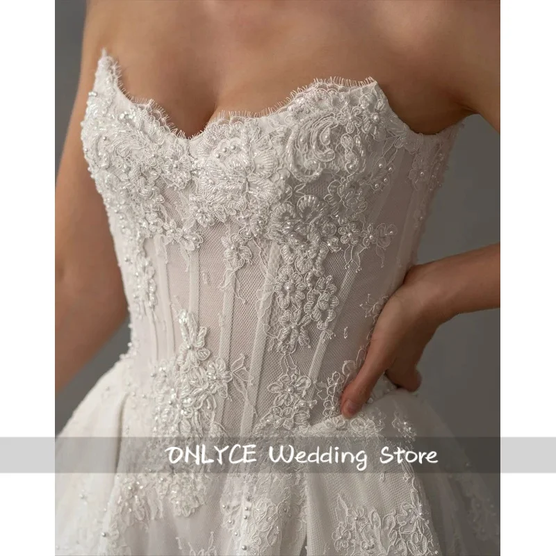 

Exquisite Lace A-Line Wedding Dresses Strapless Button Bride Prom Gown Corset Side Slit Bridal Gown Customized