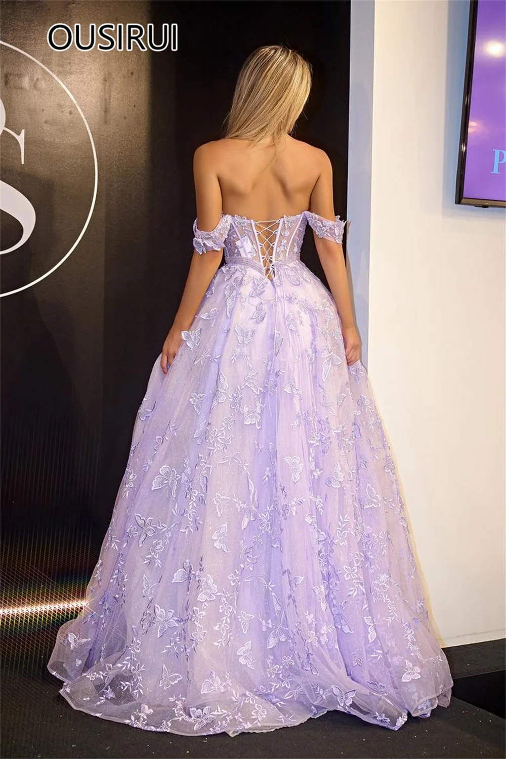 Gracioso fora do ombro tule fenda lateral vestido de baile de formatura meninas com renda aberta volta rendas até tribunal vestido de baile de formatura personalizado