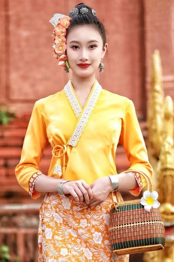 

2pcs Thailand women Dai clothing Dai Ethnic Clothing Cotton Printed Top Long Skirt Traditional Daily Dai Outfit