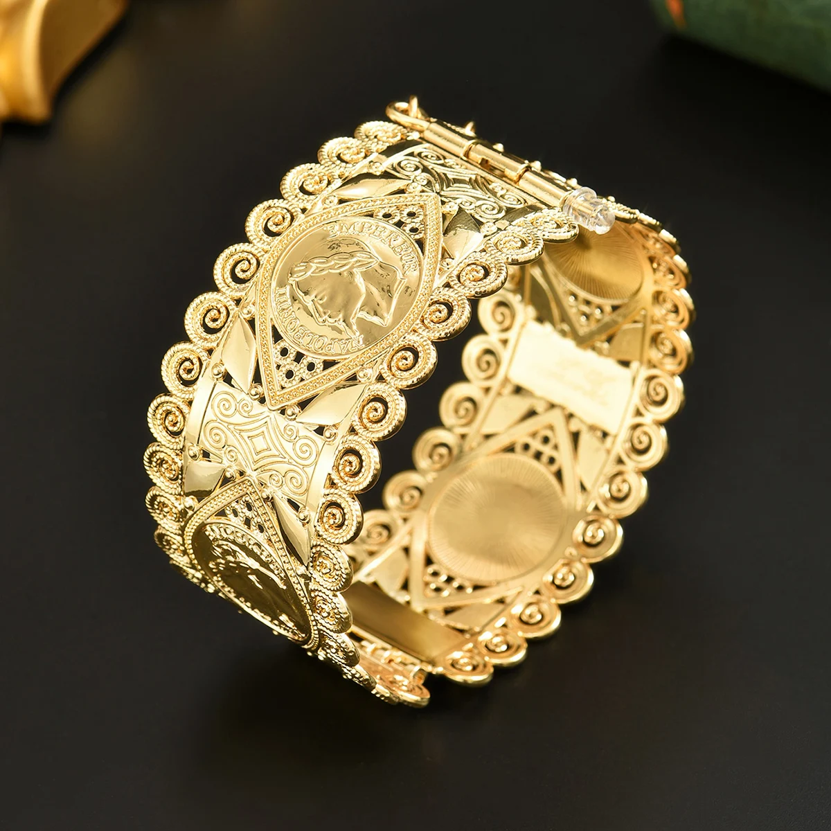 الرجعية الزفاف اليد التبعي فستان معدني مطلية بالذهب سوار محفورة جوفاء التدريجي نمط العروس العربية سوار مفتوح مجوهرات