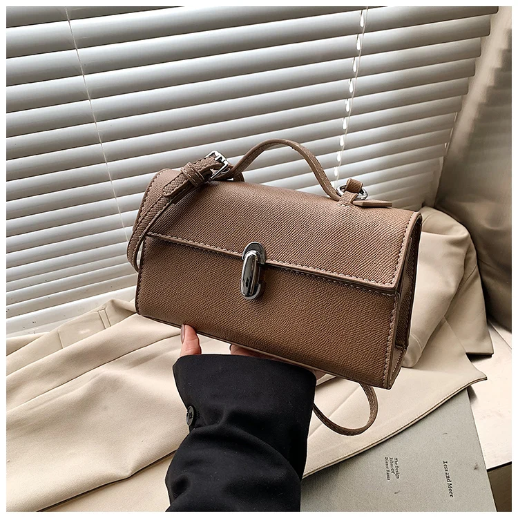 حقيبة كلاتش كروس أنيقة وبسيطة - حقيبة يد مصممة من الباريس مع شعار حرف عتيق، محفظة ركاب جلدية بلون موحد