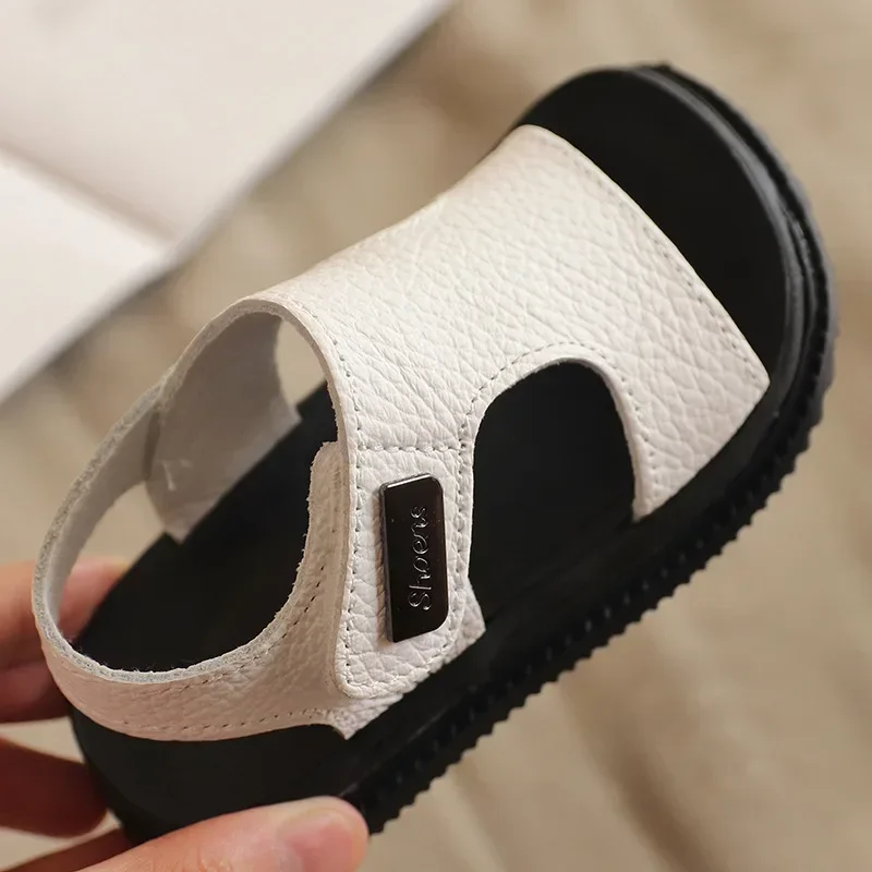 Sandali da spiaggia estivi per ragazzi stile coreano 2024 calzature per bambini di moda scarpe per bambini con suola morbida antiscivolo in pelle PU