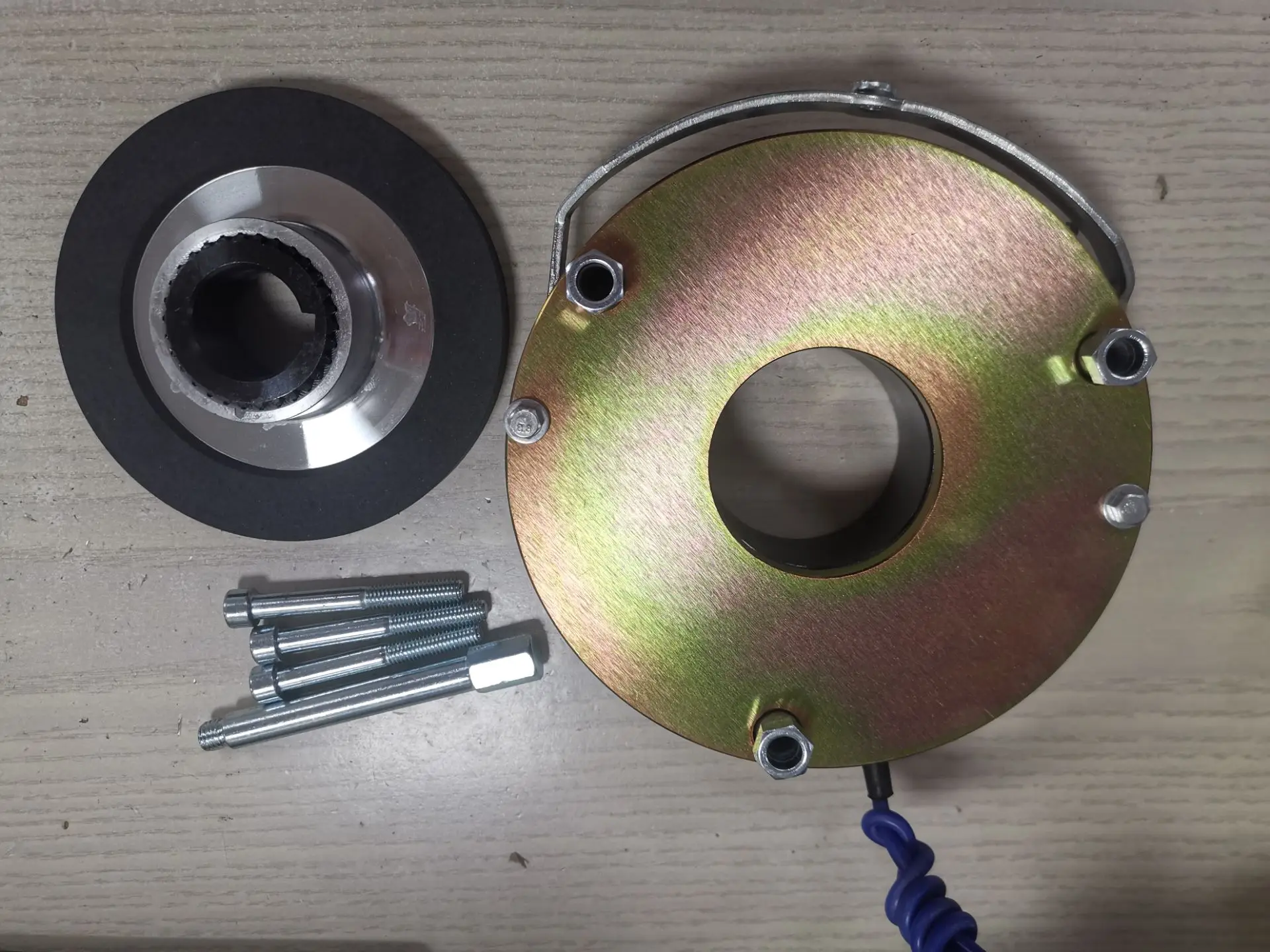 

Флуоресцентный тормозной замок с электромагнитными потерями