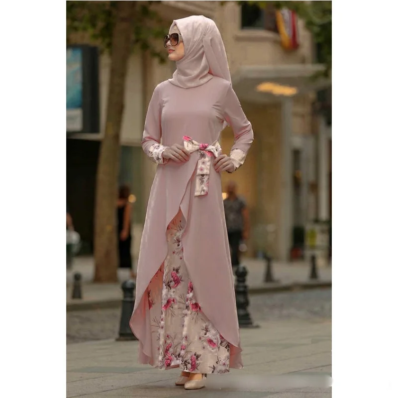 Fausse robe deux pièces florale d'inspiration musulmane - un vêtement ethnique à la mode mais minimaliste, tendance en été 2025