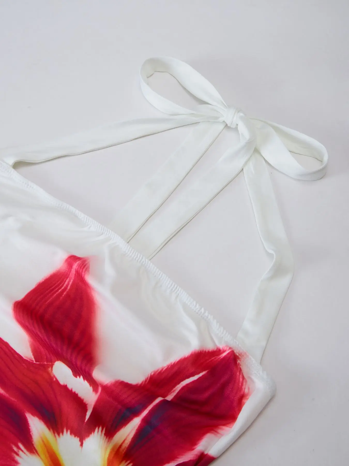 Damen-Strandkleid mit grafischem Blumenmuster, sexy ärmelloses Kleid mit Batikmuster, Damen-Sommerkleid für den Urlaub, figurbetonte Kleidung – Detail 12
