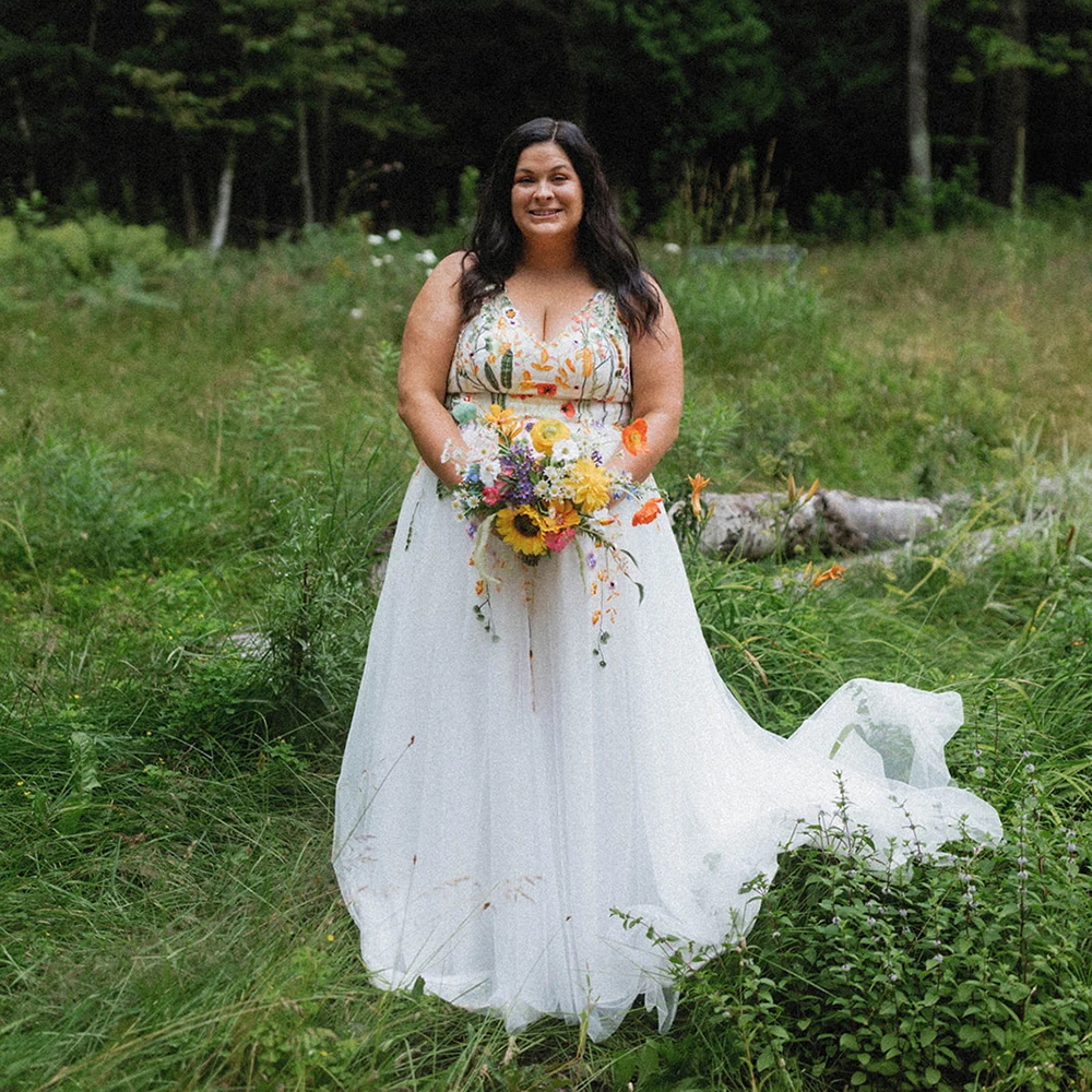 刺繍カラフルなブライダルドレスノースリーブ V ネックオープンバックブラシトレイン特大カスタマイズされた私奔結婚式の花のドレス