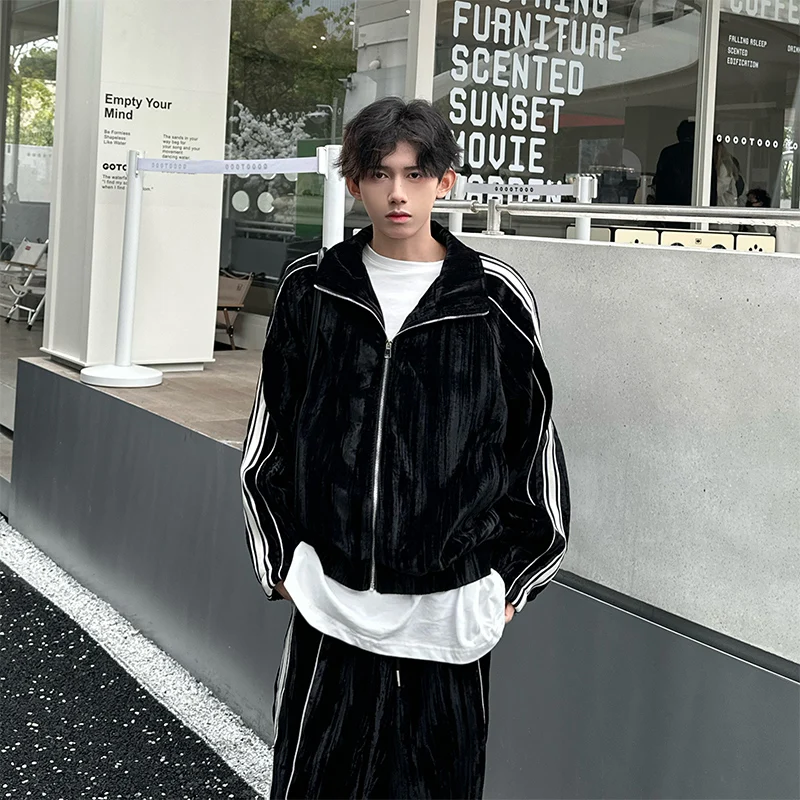 

Мужской комплект: вельветовая куртка с отложным воротником и широкие брюки в полоску. Идеально для активного отдыха, повседневной носки, работы и спорта.