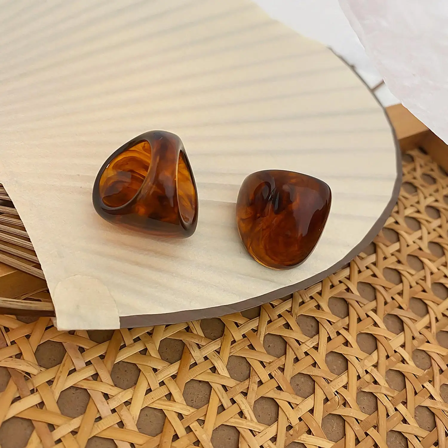 Винтажные широкие кольца из смолы янтарного цвета для женщин, корейские геометрические нерегулярные массивные кольца на палец, вечерние ювелирные аксессуары Винтажные широкие кольца из смолы янтарного цвета для женщин, корейские геометрические нерегулярные массивные кольца на палец, вечерние ювелирные аксессуары