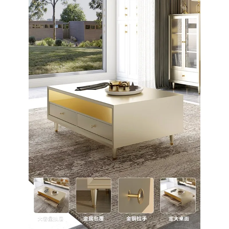 

Легкий роскошный журнальный столик. Современная простая маленькая квартира. Гостиная. Бытовая подходит для спален и гостиной. Стол.