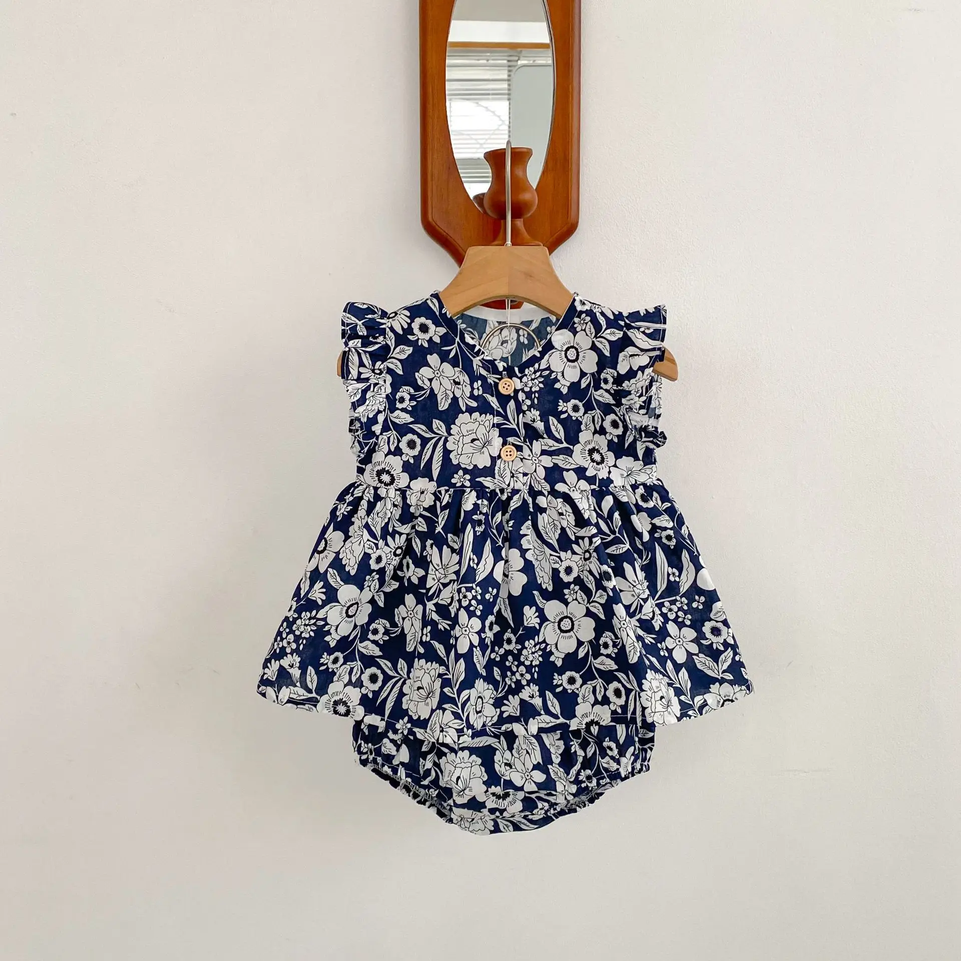 

Summer new baby clothes for 0-3 years old, baby girl suit, flower printed flying sleeve top + triangular short pants