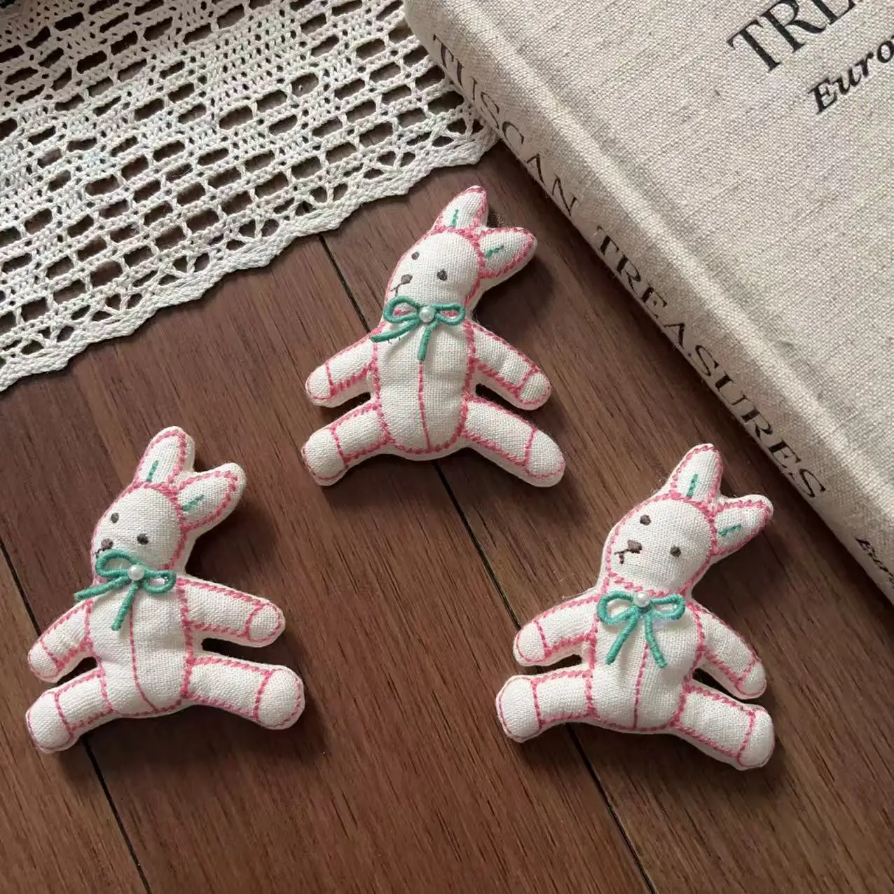 

Wonderful Soft Stuffed Fabric 3D Cartoon Red Green Rabbit Hair Pin Brooch DIY for Shoes Socks Bag Clothing Trim Accessory