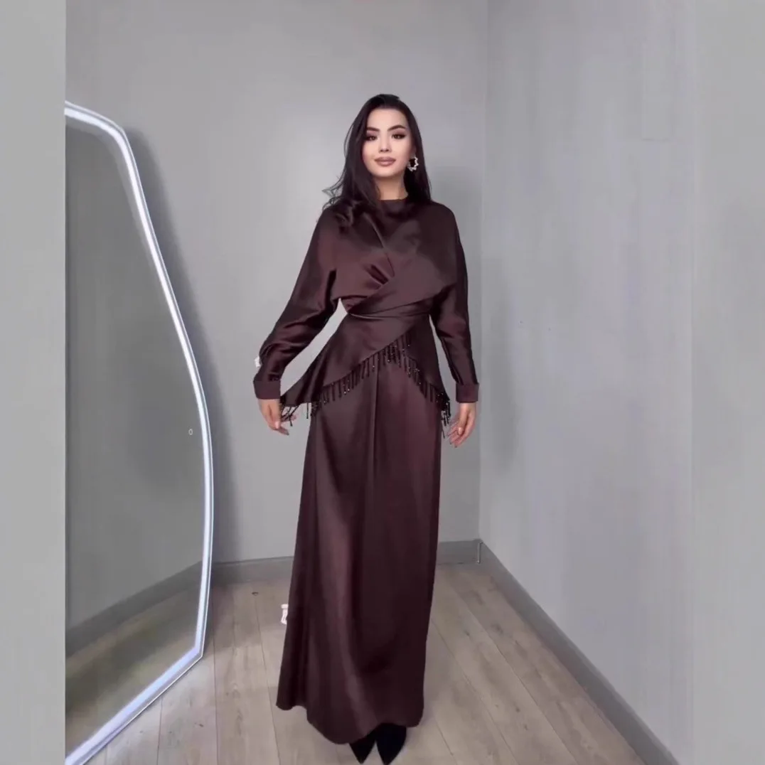 

Весенний женский комплект 2026: коричневое платье без рукавов с шикарными бахромами и бисером, топ на шнуровке и длинное платье — идеальный наряд для вечерних мероприятий и ужинов.