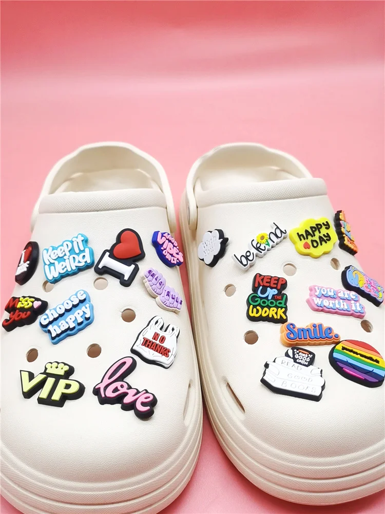 Schöne Slogan Schuh Charms Dekorationen Clog Ornamente PVC Schnalle Dekor lustige Schuhe Zubehör passen Frauen Blase Sandalen Kinder Geschenk