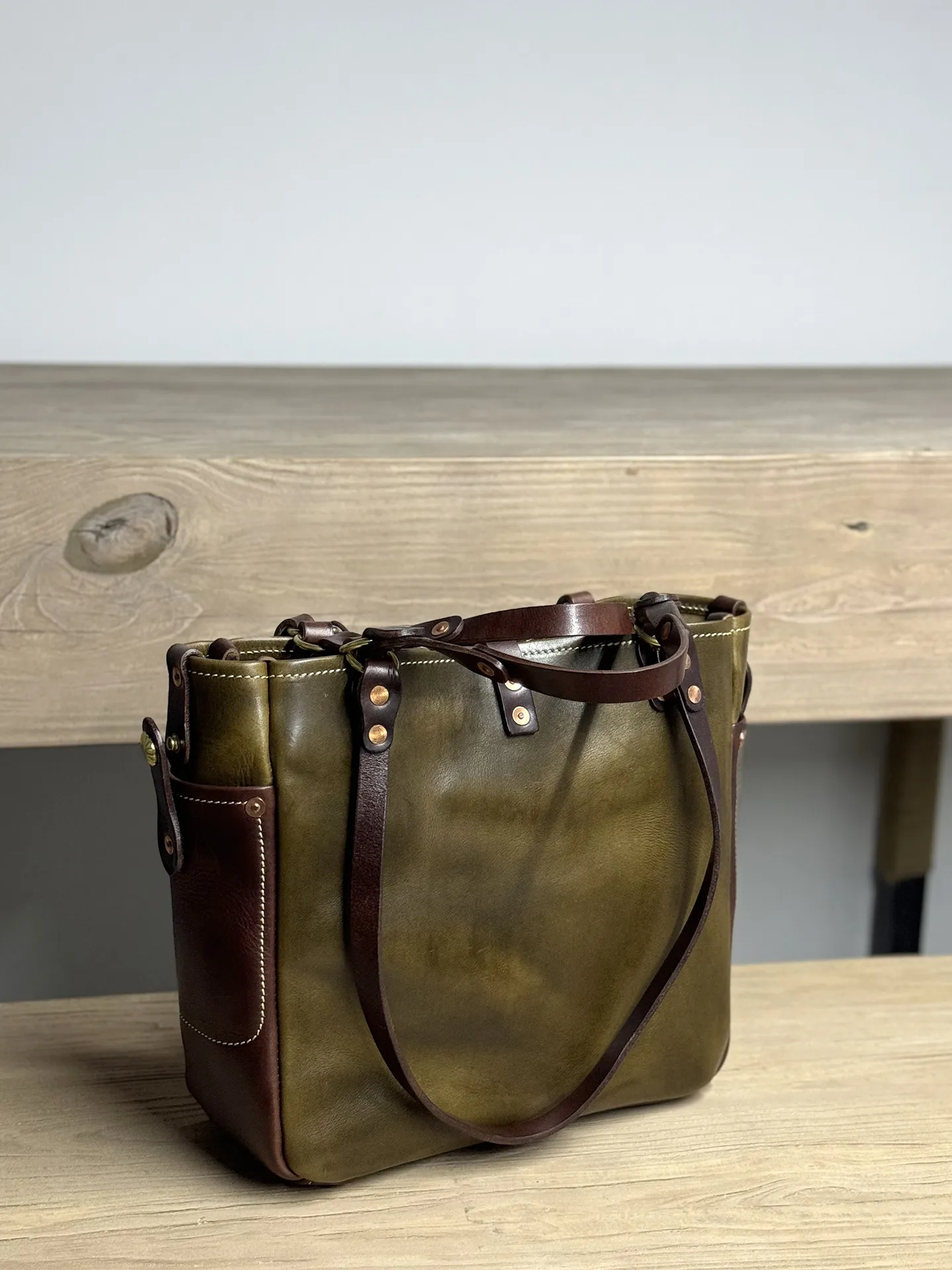 Vintage Designer Handgefertigte Arbeits-Tragetasche aus pflanzlich gegerbtem Rindsleder für Herren, Business Casual Luxus Naturleder Handtasche – Detail 21