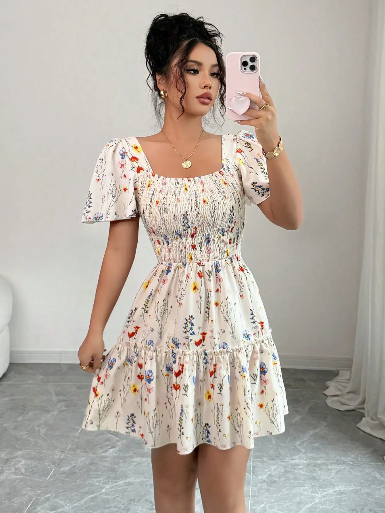 

Женское мини-платье А-силуэта с квадратным вырезом, присборенной талией, цветочным принтом и пышными рукавами