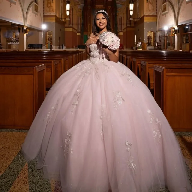 Sukienki Quinceanera w kolorze jasnoróżowym na zamówienie, z odkrytymi ramionami, cekinową aplikacją, koronkowymi kwiatami, długim trenem, Vestido 15 Quinceanera