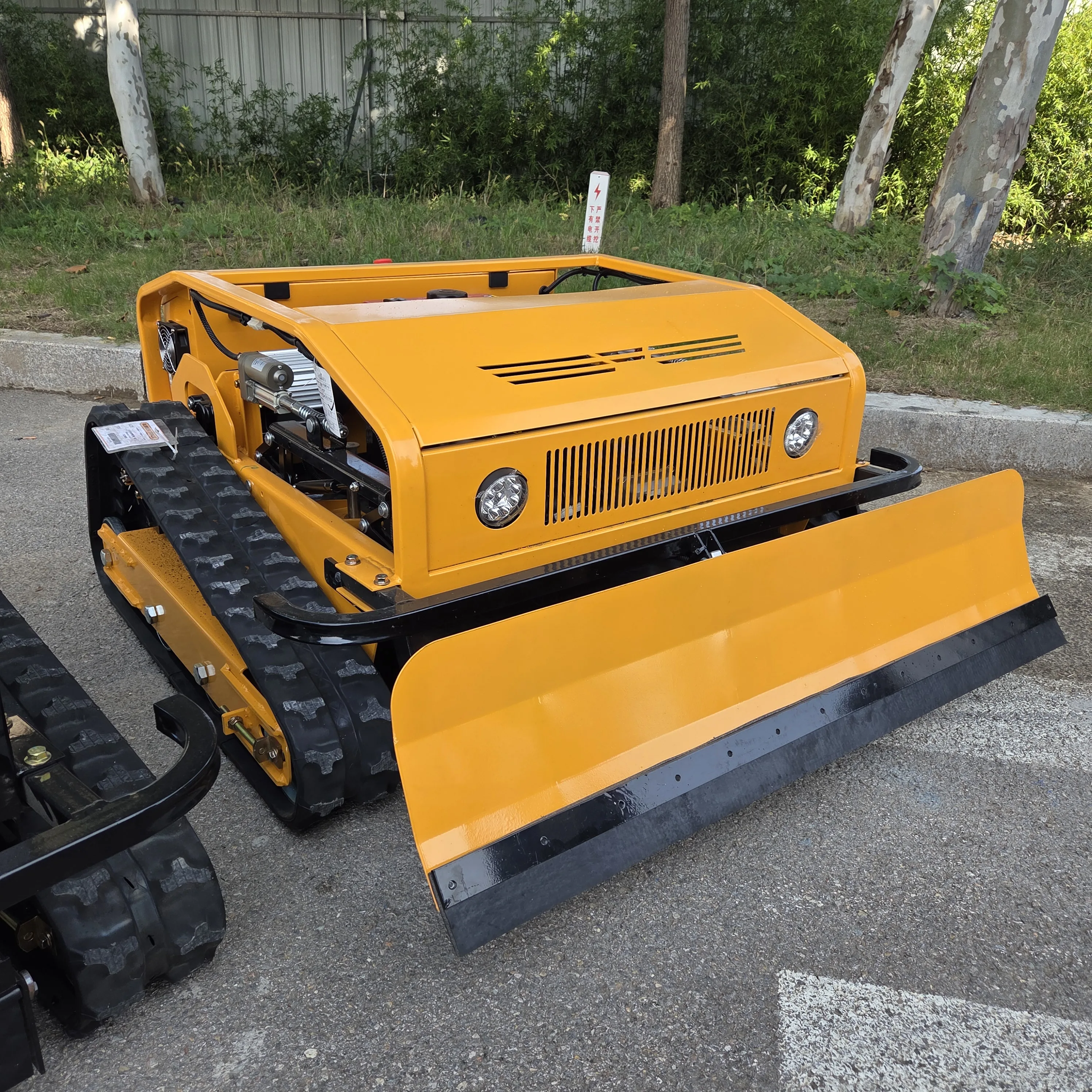 Anti-Skid Wide-Track Lawn Mower 3800㎡/h 45° Rough Terrain Adaptation Overload Protection for Municipal Green Parks
