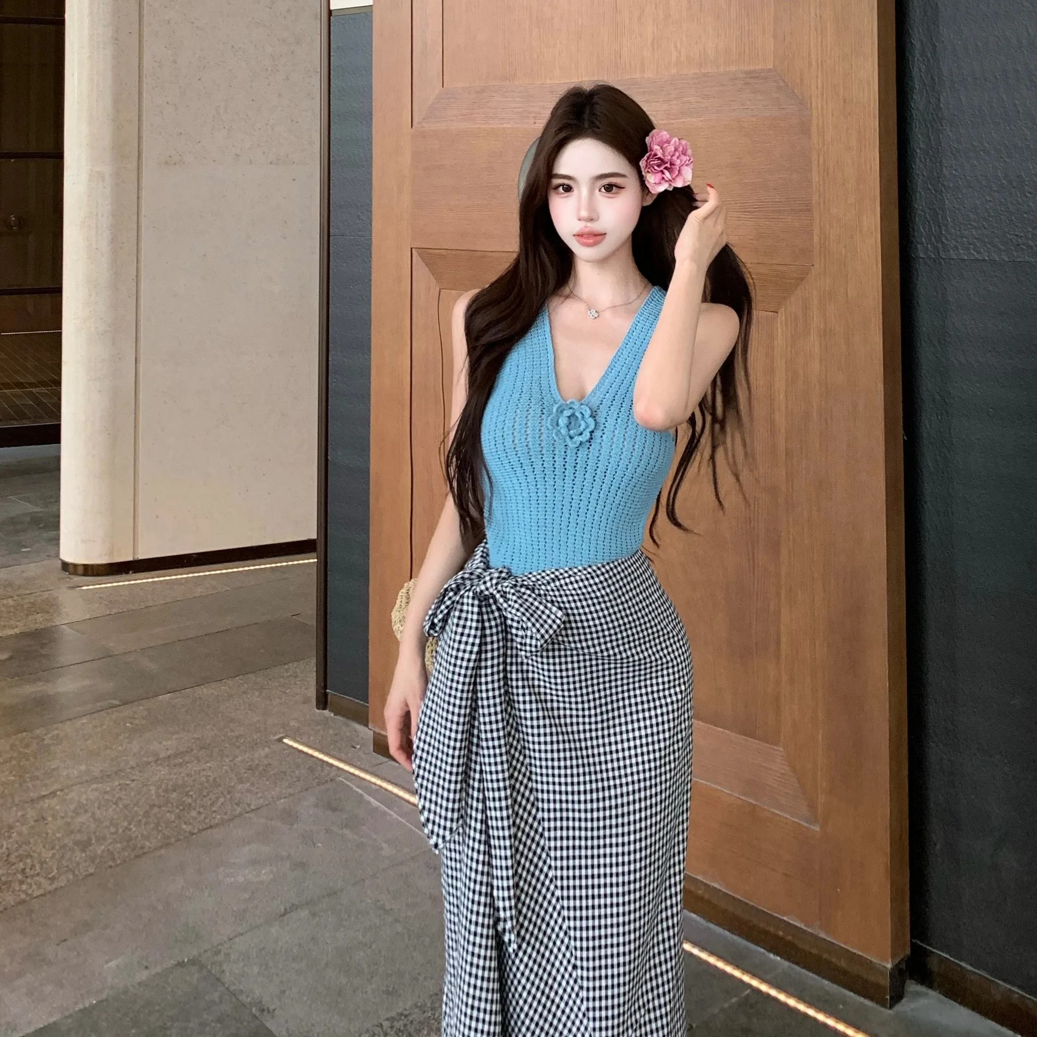 

Women's Knitted Vest Top with Belted Skirt Two-Piece Set V-Neck Short Design Floral Patterned Slim Fit Korean Style