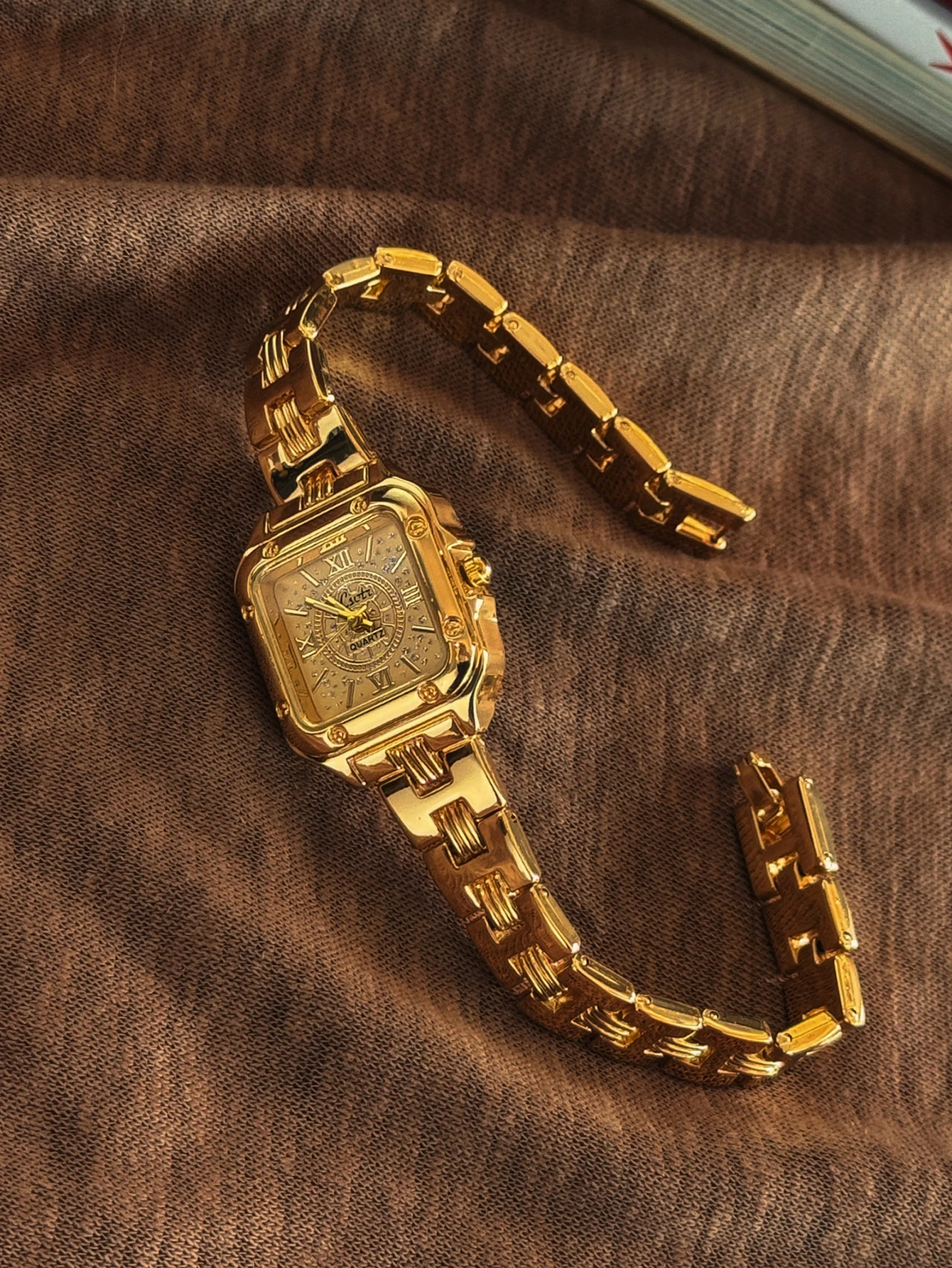 1New Gold Square Dial Women's Watch, Elegant Simple Casual Style, Roman Numeral Dial, Fashionable and Unique, 30m Waterproof and Durable Women's Quartz Watch, Suitable for Daily Life and Parties