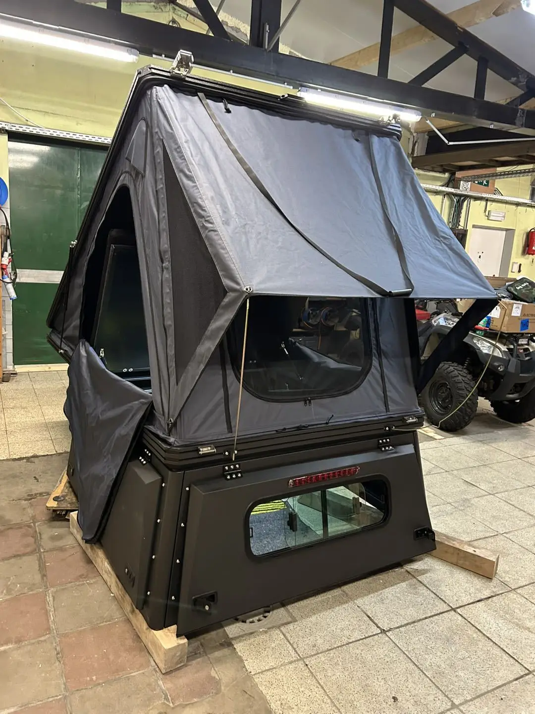 Box Truck Camper Overland Pop up Shell Slide en Popup Compact dans un lit long Camper Topper pour pick-up