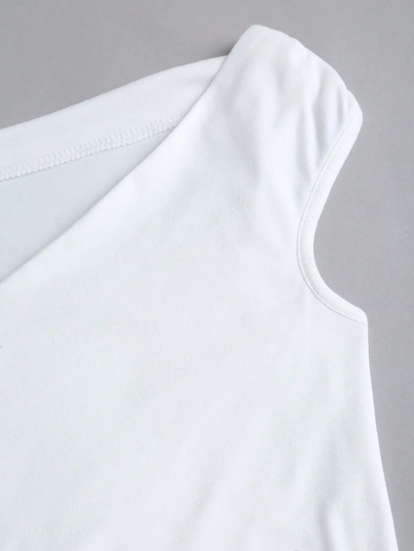 Damenbluse in Uni-Farbe, ärmellos, mit V-Ausschnitt – Detail 6