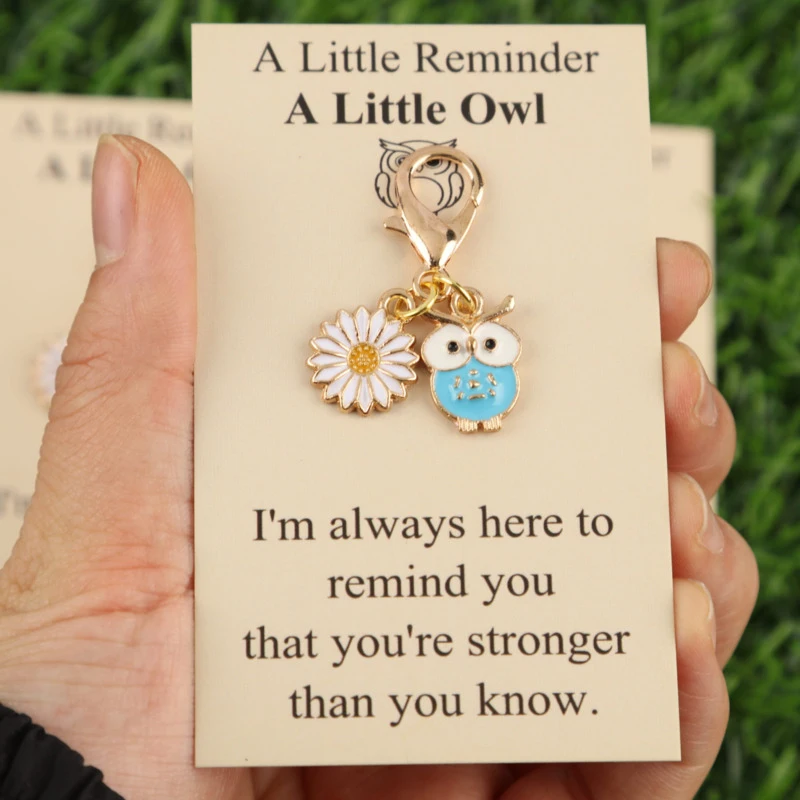 4pcs Interesting owl paired with colorful daisy keychain set Belt“A little reminder, a little owl”Card Decorative bag Keychain A