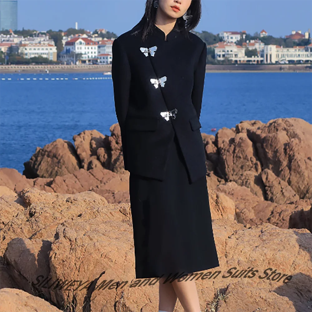 

Черный пиджак из мелтна с пуговицами-бабочками Элегантный женский костюм из 2 предметов (куртка + юбка-миди) Комплект профессиональной зимней верхней одежды