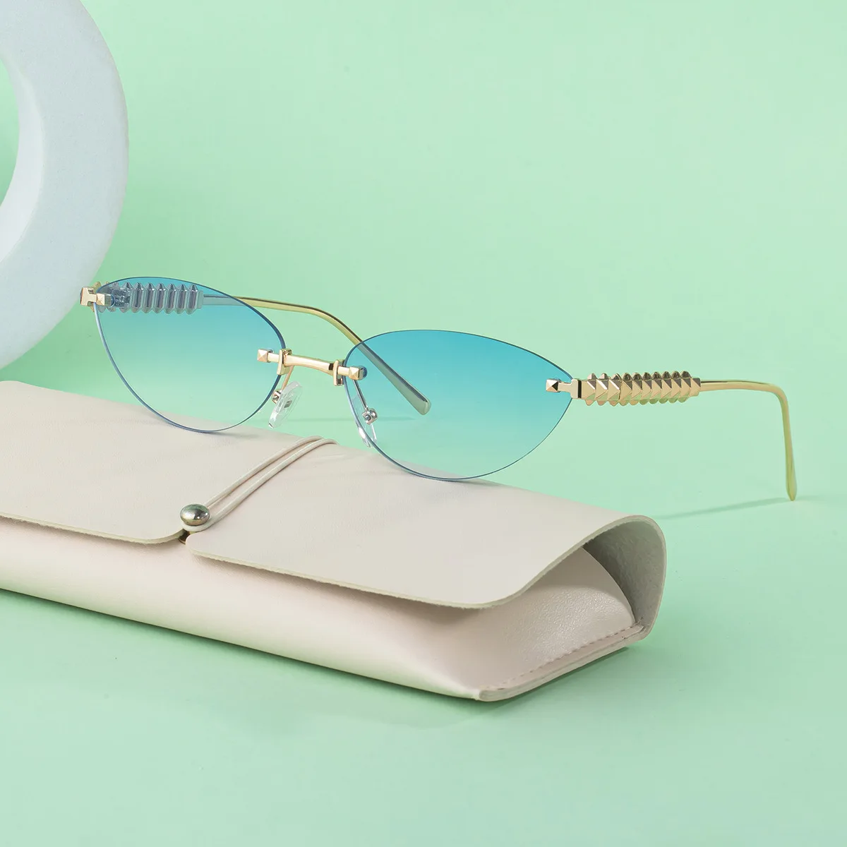 

New Fashionable Cat Eye Frameless Sunglasses for Women, Trendy and High End, Sunscreen Sunglasses for Women