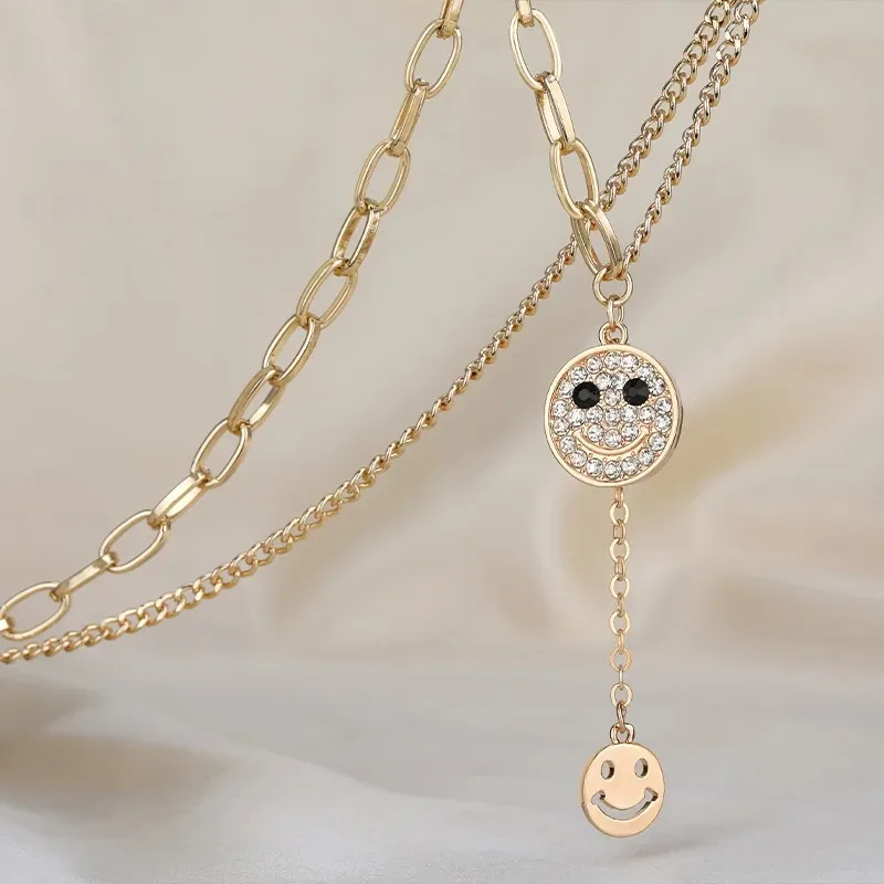 

A simple round plate smiley face titanium steel ladies' necklace, a multi-functional hybrid chain accessory