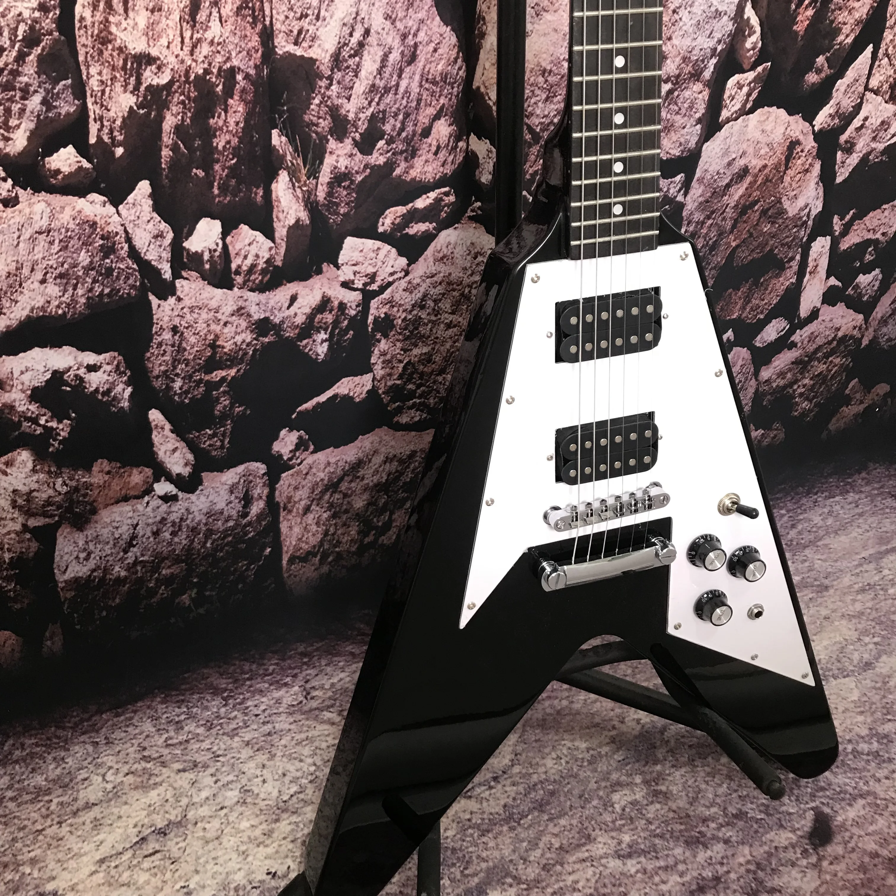 جيتار كهربائي مخصص من المصنع Flying V لون أسود نقطة تطعيم لوحة أصابع خشب الورد جودة عالية وسعر منخفض